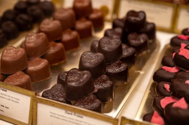 El yapımı çikolatalı pralin bonbonlar, palmiye yağı olmadan nasıl kalite, zarif, ısırık büyüklüğünde, parlak kaplamalı, zengin kakaolu, farklı dolgulu, fındıklı, kuru üzümlü,