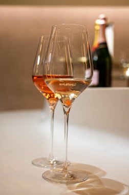 Şampanya kadehlerden şarap tatma, şarap turizmi, mağaraları ziyaret, kutlama, düğün veya şampanya turu yeraltı tünelleri, Reims, Fransa