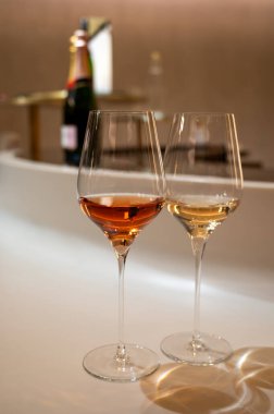 Şampanya kadehlerden şarap tatma, şarap turizmi, mağaraları ziyaret, kutlama, düğün veya şampanya turu yeraltı tünelleri, Reims, Fransa