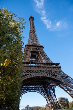 Sonbaharda Paris 'te yürüyüş, yarı ağaçlar ve gündüz ikonik Eyfel kulesi manzarası, Fransa' nın başkenti, turist beldesi