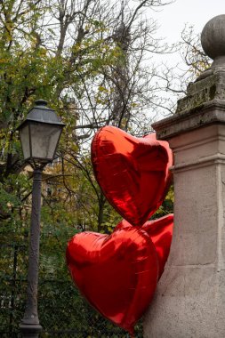 Kırmızı balonlar ve Paris caddesi manzarası, Fransa 'da romantik bir gün, aşk ve arkadaşlık konsepti, Paris' te sonbahar.