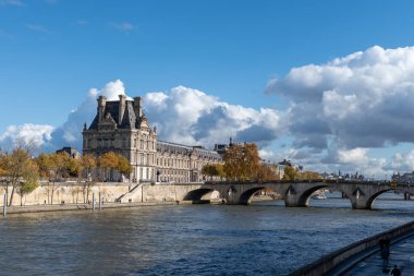 Köprü manzarası, Seine nehri, caddeler, binalar, Fransa 'nın başkenti, Paris' in merkezi bölümü, Paris 'te sonbahar günleri, turistlerin gittiği yerler,