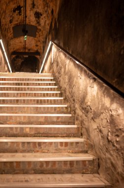 Yeraltı mağaralarını, tünelleri ve taş tuğlaları geleneksel yöntemlerle Reims, Champagne, France 'da şampanya yapan