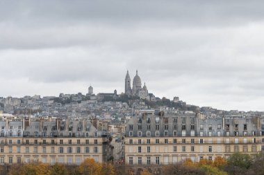 Fransa 'nın başkentinde kilise, caddeler, binalar, parklar ve müzelerle Montmartre tepesinde panoramik manzara, Paris' in orta kesimi, turistlerin gideceği yer, Paris 'te gri sonbahar günleri