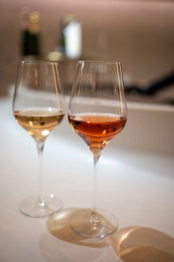 Şampanya kadehlerden şarap tatma, şarap turizmi, mağaraları ziyaret, kutlama, düğün veya şampanya turu yeraltı tünelleri, Reims, Fransa