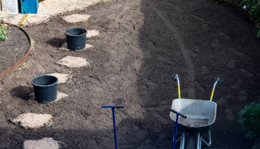 Bahar bahçesinin yenilenmesi çimlerle çalışır, yeni çimlerin profesyonelce döşenmesi, gübreleme ve sürme, mükemmel yeşil çimlerin hazırlanması.