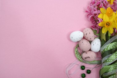 Pembe ve sarı bahar çiçekleri, yeşil şerit, renkli yumurta Paskalya Pazar Alanı kopyalayın.