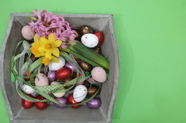 Pembe ve sarı bahar çiçekleri, renkli yumurta Paskalya Pazar Alanı kopyalayın.