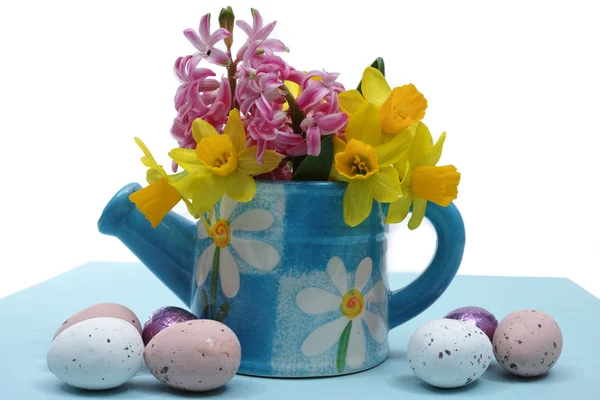 Rosa och gula vårblommor, färgade ägg, påskdagen — Stockfoto