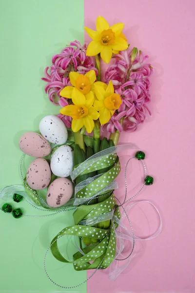 Flores de primavera rosadas y amarillas, huevos de colores, Domingo de Pascua —  Fotos de Stock