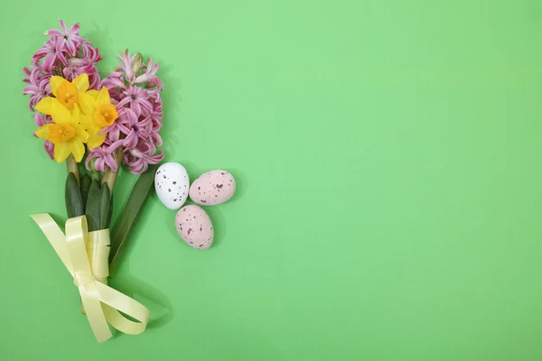 Fiori rosa e gialli di primavera, Uova colorate, Domenica di Pasqua, Copia lo spazio — Foto Stock