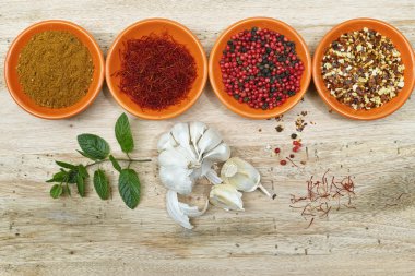 Safran, biber, ras tr hanout, taze nane ve sarımsak ile dört kase
