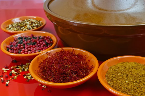 Marocké tahine s čtyři misky s kořením na červeném pozadí — Stock fotografie
