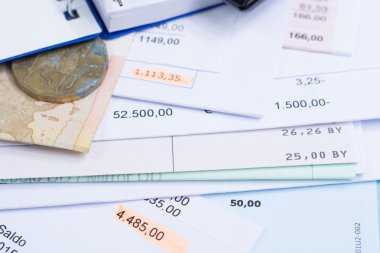 İpotek ve elektrik faturaları, madeni para ve banknot, hesap makinesi, portre