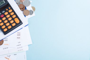 İpotek ve elektrik faturaları, sikke ve hesap makinesi, alanı Kopyala