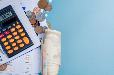 İpotek ve elektrik faturaları, sikke ve nakit, hesap makinesi, kopya alanı rulo