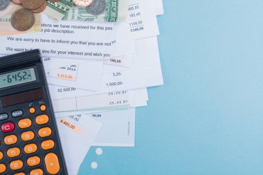 İpotek ve elektrik faturaları, sikke ve banknot, hesap makinesi, alanı Kopyala