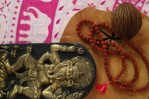 Индийское духовное искусство - Ганеша слон, молитвенные бороды из Рудракши — стоковое фото