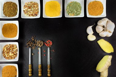 8 baharat ve baharat, beyaz ve siyah kümesi