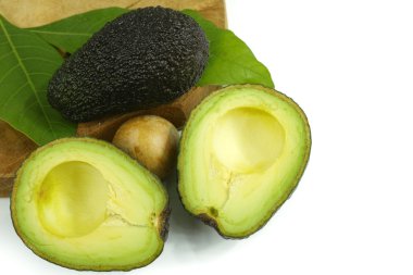 Yeşil taze avokado