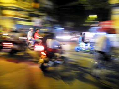 Vietnam, Hanoi gece meşgul sokaklarında motosiklet yarış