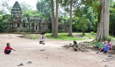 Angkor Wat yakınındaki bir tapınak önünde ip atlama çocuk oyun