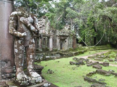Angkor Wat yakınlarındaki tapınaklardan birinin girişinde başsız bir heykel