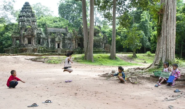 Děti hrají švihadlo před chrámem poblíž Angkor Wat — Stock fotografie