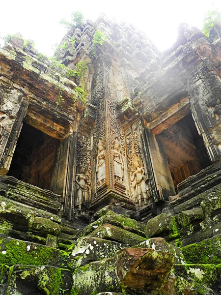 Stěny chrámu se světlem filtrování shora — Stock fotografie