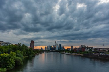 FRANKFURT, GERMANY, 25 Temmuz 2020: Frankfurt 'un modern iş ve finans bölgesi