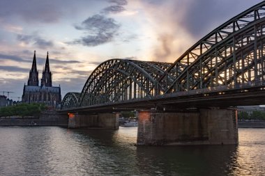 COLOGNE, GERMANY, 23 HAZİRAN 2020: Köln Katedrali ve Hohenzollern Köprüsü Alacakaranlık 'ta