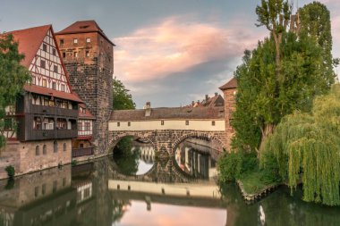 NUREMBERG, ALMANY, 27 HAZİRAN 2020: Gün batımında kanal üzerinde köprü