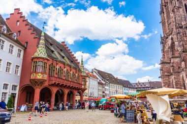 FREIBURG IM BRISGAU, Almanya, 18 Temmuz 2020: Freiburg Pazar Meydanı