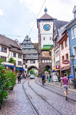 FREIBURG IM BRISGAU, GERMANY, 18 Temmuz 2020: Şehir merkezindeki eski kapı