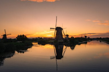 Hollanda 'daki Kinderdijk' in yel değirmenleri üzerinde inanılmaz bir gün batımı.