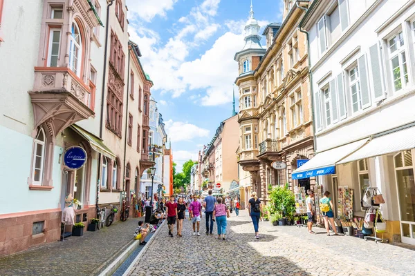 FREIBURG IM BRISGAU, Almanya, 18 Temmuz 2020: Freiburg şehir merkezinde yürüyen insanlar