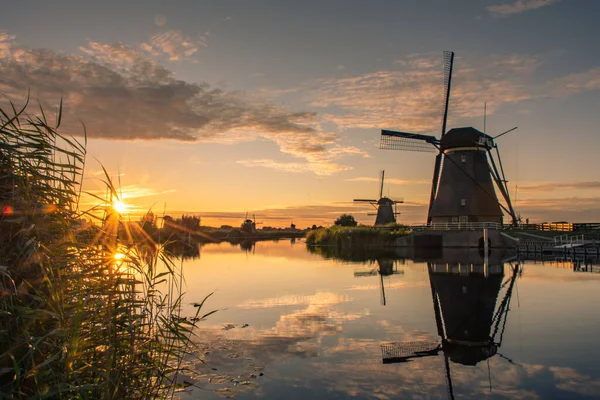 Hollanda 'daki Kinderdijk' in yel değirmenleri üzerinde inanılmaz bir gün batımı.