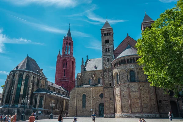 MASTRICHT, NETHERLANDS, 23 HAZİRAN 2020 Katedral ve çan kulesi ile kare
