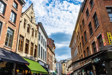 ANTWERP, BELGIUM, 22 Temmuz 2020: Antwerp 'in eski binaları