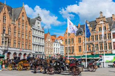 BRUGES, BELGIUM, 21 HAZİRAN 2020: Şehir merkezindeki ana meydan ve tarihi binalar