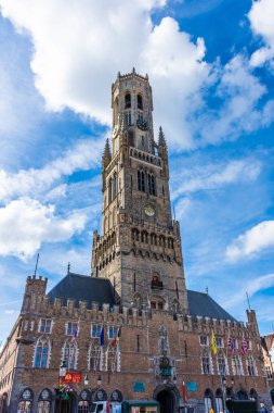 BRUGES, BELGIUM, 21 HAZİRAN 2020: Şehir merkezindeki ana meydan ve tarihi binalar