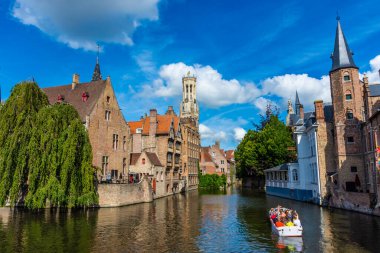 BRUGES, BELGIUM, 21 HAZİRAN 2020: Bruges 'ün Güzel Kanalı