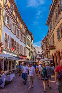 COLMAR, FRANCE, 18 HAZİRAN 2020: Tipik yarı keresteli evlerle karakterize edilen güzel tarihi Colmar merkezi