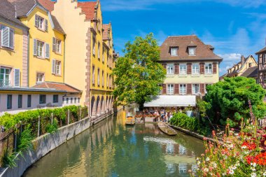 COLMAR, FRANCE, 18 Temmuz 2020: Colmar 'ın ünlü kanalı
