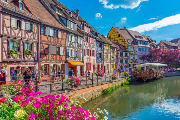 COLMAR, FRANCE, 18 HAZİRAN 2020: Ön planda çiçekli renkli colmar kanalı