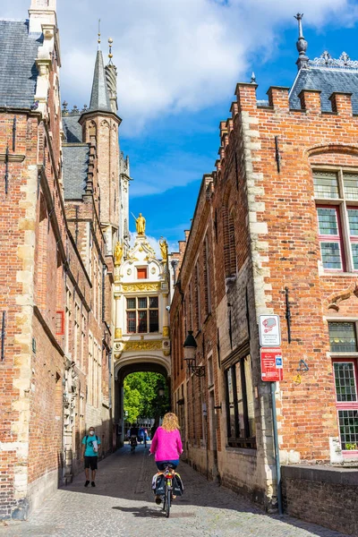 Bruges België Juli 2020 Vrouw Fietsend Het Historische Centrum — Stockfoto