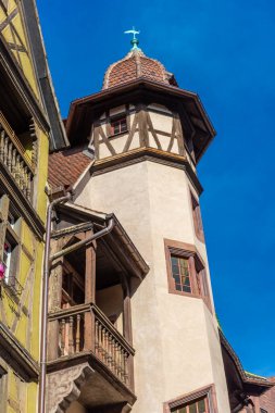 COLMAR, FRANCE, 18 HAZİRAN 2020: Tarihi merkezde tipik yarı keresteli evler