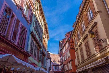 COLMAR, FRANCE, 18 HAZİRAN 2020: Tarihi merkezde tipik yarı keresteli evler