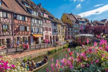 COLMAR, FRANCE, 18 HAZİRAN 2020: Colmar 'ın renkli kanalı