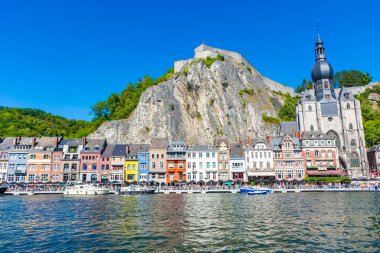 DINANT, BELGIUM, 21 HAZİRAN 2020: Bir dağın altında ve bir nehrin üzerinde inşa edilen Belçika 'nın Dinant kasabası